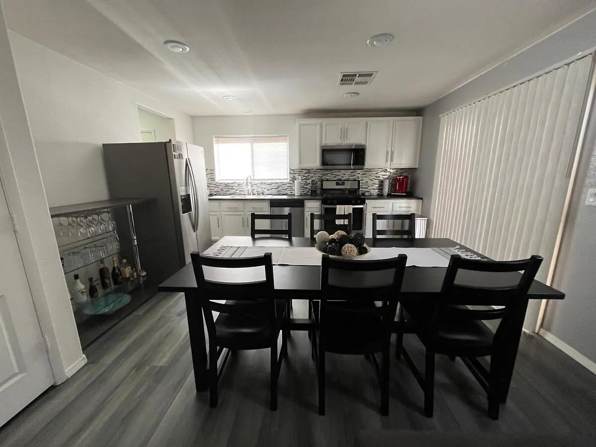 Dom wakacyjny Beautiful 2 Story Home 20 Minutes From The Strip Las Vegas